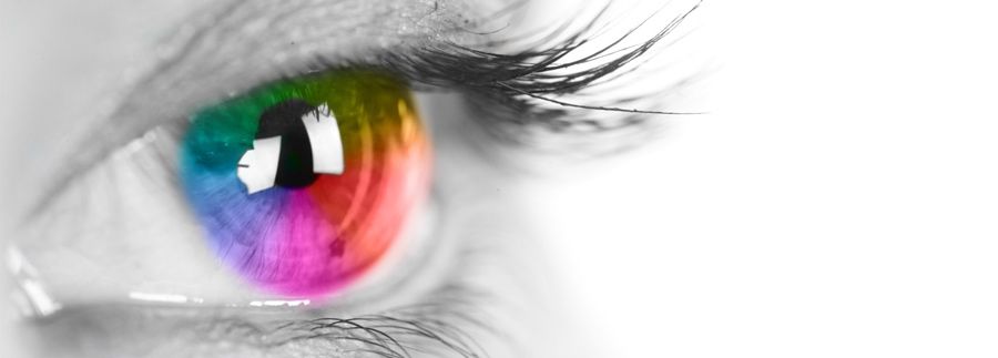 Ein Auge in den Farben des Farbkreises