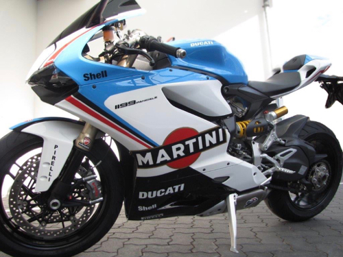 Linke Seite eines blau-weißes Motorrad mit einem Martini Logo auf der Seite