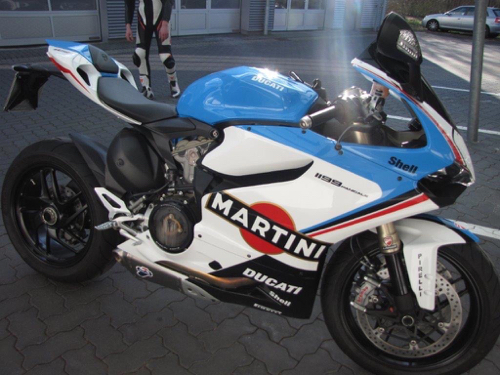 Rechte Seite eines blau-weißes Motorrad mit einem Martini Logo auf der Seite