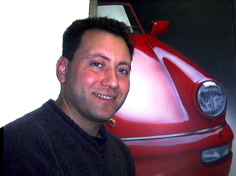Giovanni Scarcella vor einem mit Airbrush erstelltem Bild von einem roten Auto