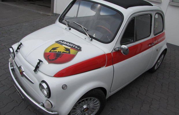 Ansicht vornelinks eines Fiat Abarth