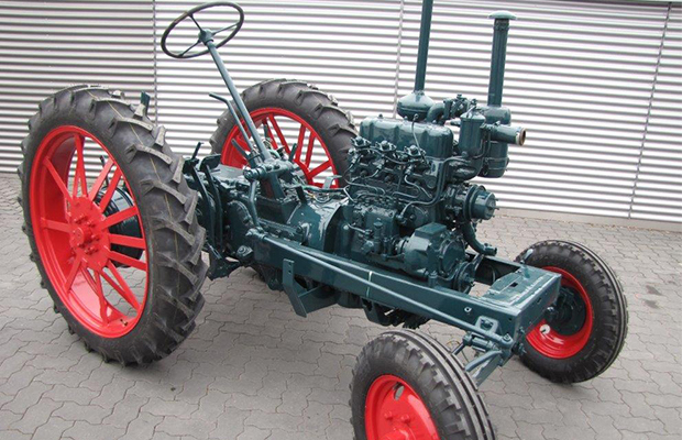 Ansicht von vornerechts eines Hanomag