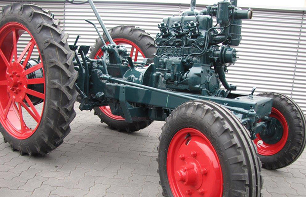 Ansicht von vornerechts und unten eines Hanomag