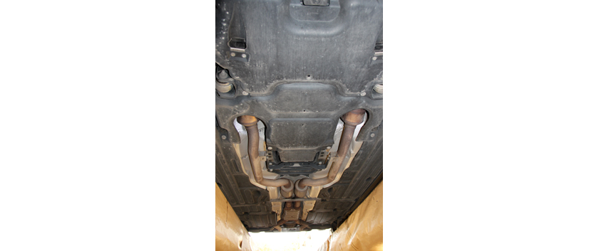 Ein Auto von unten mit Rost ohne Unterbodenschutz