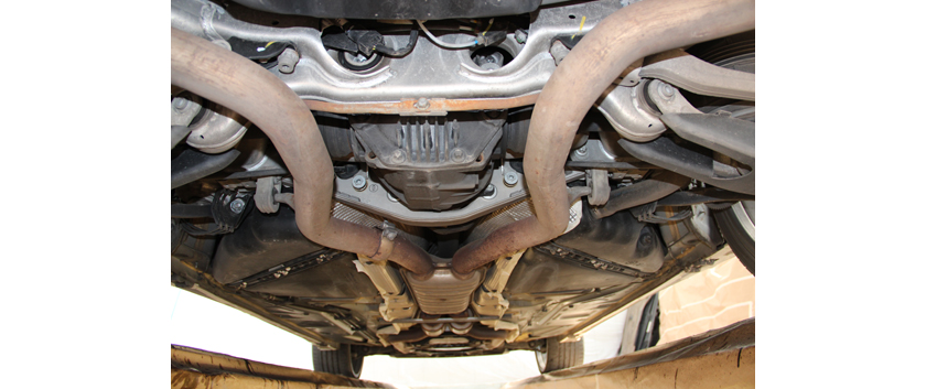 Ein Auto von unten mit Rost ohne Unterbodenschutz