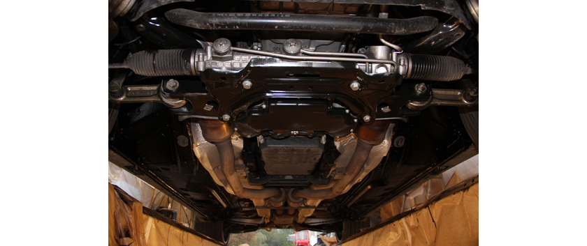 Ein Auto von unten mit Unterbodenschutz