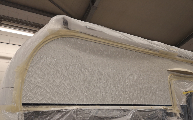 Abgeklebte Seitenwand mit Lackierung